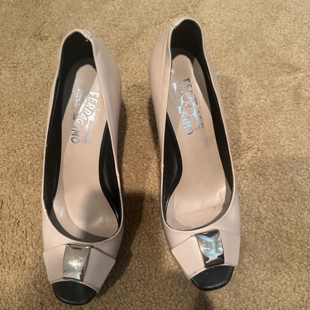 Women Ferragamo shoes size 39